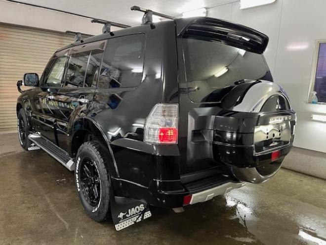 パジェロロングスーパーエクシード　本州仕入　寒冷地仕様　ダブルバッテリー　禁煙車　ディーゼルターボ　新品ＷＥＤＳキーラー１７ＡＷ＋新品ＴＯＹＯホワイトレタータイヤ　純正１７ＡＷ＋スタッドレスタイヤ付　新品ＪＡＯＳブラックマッドガード　純正ナビ（フルセグ地デジ　ＤＶＤ再生　Ｂｌｕｅｔｏｏｔｈ）＋バックカメラ　ロックフォードサウンド　純正レザーシート　クルーズコントロール　両席シートヒーター　エンジンスターター　リアヒーター　横滑り防止装置　盗難防止装置　１００Ｖ電源　ＨＩＤ　ＥＴＣ 4WD 3200 5Dr