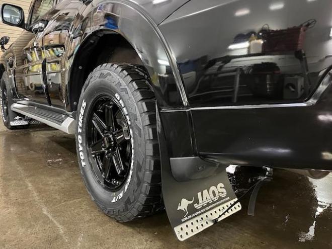 パジェロロングスーパーエクシード　本州仕入　寒冷地仕様　ダブルバッテリー　禁煙車　ディーゼルターボ　新品ＷＥＤＳキーラー１７ＡＷ＋新品ＴＯＹＯホワイトレタータイヤ　純正１７ＡＷ＋スタッドレスタイヤ付　新品ＪＡＯＳブラックマッドガード　純正ナビ（フルセグ地デジ　ＤＶＤ再生　Ｂｌｕｅｔｏｏｔｈ）＋バックカメラ　ロックフォードサウンド　純正レザーシート　クルーズコントロール　両席シートヒーター　エンジンスターター　リアヒーター　横滑り防止装置　盗難防止装置　１００Ｖ電源　ＨＩＤ　ＥＴＣ 4WD 3200 5Dr
