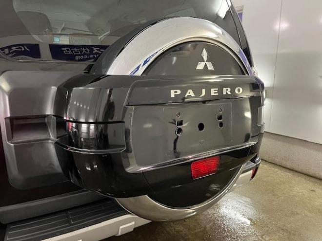 パジェロロングスーパーエクシード　本州仕入　寒冷地仕様　ダブルバッテリー　禁煙車　ディーゼルターボ　新品ＷＥＤＳキーラー１７ＡＷ＋新品ＴＯＹＯホワイトレタータイヤ　純正１７ＡＷ＋スタッドレスタイヤ付　新品ＪＡＯＳブラックマッドガード　純正ナビ（フルセグ地デジ　ＤＶＤ再生　Ｂｌｕｅｔｏｏｔｈ）＋バックカメラ　ロックフォードサウンド　純正レザーシート　クルーズコントロール　両席シートヒーター　エンジンスターター　リアヒーター　横滑り防止装置　盗難防止装置　１００Ｖ電源　ＨＩＤ　ＥＴＣ 4WD 3200 5Dr