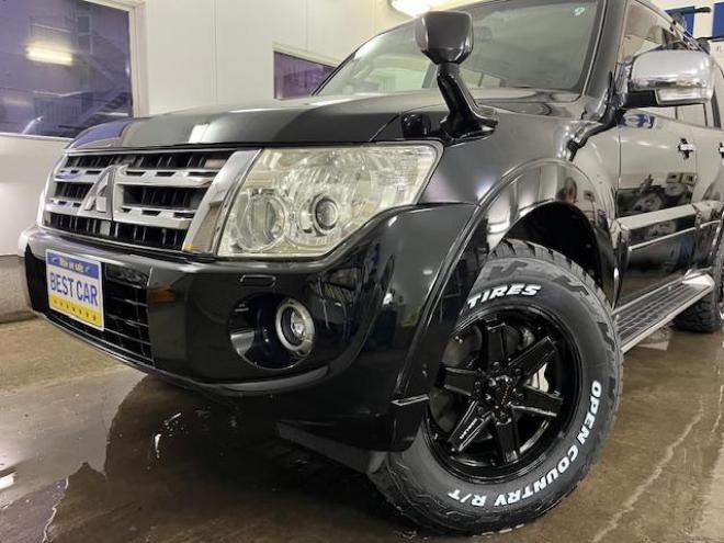 パジェロロングスーパーエクシード　本州仕入　寒冷地仕様　ダブルバッテリー　禁煙車　ディーゼルターボ　新品ＷＥＤＳキーラー１７ＡＷ＋新品ＴＯＹＯホワイトレタータイヤ　純正１７ＡＷ＋スタッドレスタイヤ付　新品ＪＡＯＳブラックマッドガード　純正ナビ（フルセグ地デジ　ＤＶＤ再生　Ｂｌｕｅｔｏｏｔｈ）＋バックカメラ　ロックフォードサウンド　純正レザーシート　クルーズコントロール　両席シートヒーター　エンジンスターター　リアヒーター　横滑り防止装置　盗難防止装置　１００Ｖ電源　ＨＩＤ　ＥＴＣ 4WD 3200 5Dr