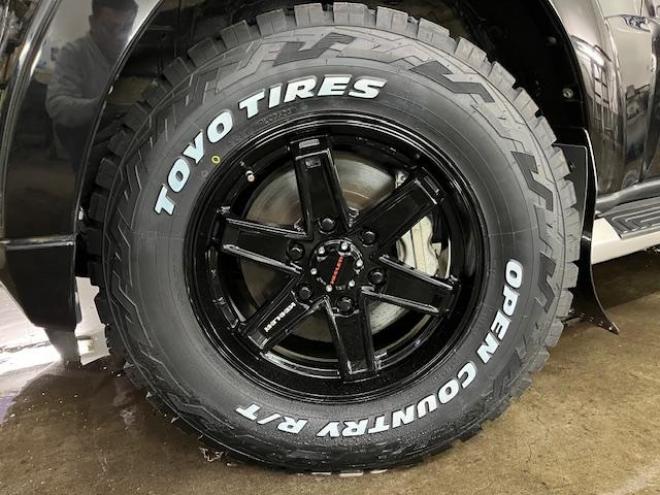 パジェロロングスーパーエクシード　本州仕入　寒冷地仕様　ダブルバッテリー　禁煙車　ディーゼルターボ　新品ＷＥＤＳキーラー１７ＡＷ＋新品ＴＯＹＯホワイトレタータイヤ　純正１７ＡＷ＋スタッドレスタイヤ付　新品ＪＡＯＳブラックマッドガード　純正ナビ（フルセグ地デジ　ＤＶＤ再生　Ｂｌｕｅｔｏｏｔｈ）＋バックカメラ　ロックフォードサウンド　純正レザーシート　クルーズコントロール　両席シートヒーター　エンジンスターター　リアヒーター　横滑り防止装置　盗難防止装置　１００Ｖ電源　ＨＩＤ　ＥＴＣ 4WD 3200 5Dr