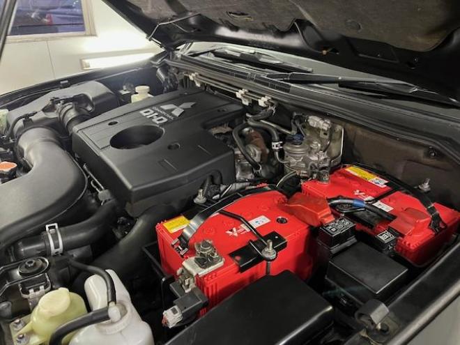 パジェロロングスーパーエクシード　本州仕入　寒冷地仕様　ダブルバッテリー　禁煙車　ディーゼルターボ　新品ＷＥＤＳキーラー１７ＡＷ＋新品ＴＯＹＯホワイトレタータイヤ　純正１７ＡＷ＋スタッドレスタイヤ付　新品ＪＡＯＳブラックマッドガード　純正ナビ（フルセグ地デジ　ＤＶＤ再生　Ｂｌｕｅｔｏｏｔｈ）＋バックカメラ　ロックフォードサウンド　純正レザーシート　クルーズコントロール　両席シートヒーター　エンジンスターター　リアヒーター　横滑り防止装置　盗難防止装置　１００Ｖ電源　ＨＩＤ　ＥＴＣ 4WD 3200 5Dr