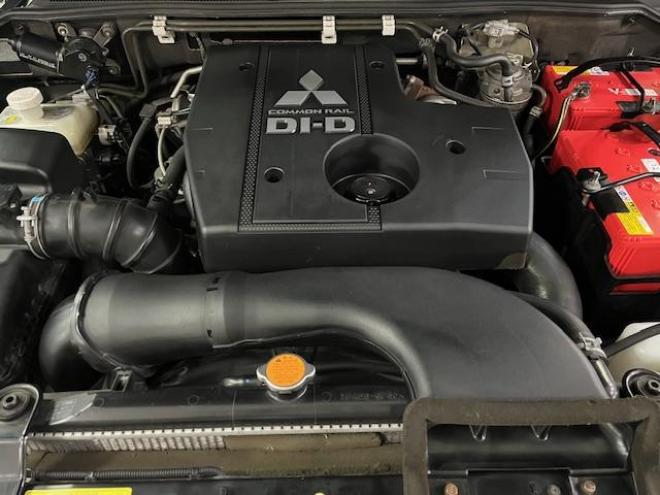 パジェロロングスーパーエクシード　本州仕入　寒冷地仕様　ダブルバッテリー　禁煙車　ディーゼルターボ　新品ＷＥＤＳキーラー１７ＡＷ＋新品ＴＯＹＯホワイトレタータイヤ　純正１７ＡＷ＋スタッドレスタイヤ付　新品ＪＡＯＳブラックマッドガード　純正ナビ（フルセグ地デジ　ＤＶＤ再生　Ｂｌｕｅｔｏｏｔｈ）＋バックカメラ　ロックフォードサウンド　純正レザーシート　クルーズコントロール　両席シートヒーター　エンジンスターター　リアヒーター　横滑り防止装置　盗難防止装置　１００Ｖ電源　ＨＩＤ　ＥＴＣ 4WD 3200 5Dr