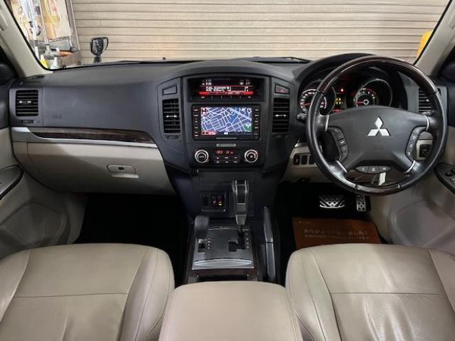 パジェロロングスーパーエクシード　本州仕入　寒冷地仕様　ダブルバッテリー　禁煙車　ディーゼルターボ　新品ＷＥＤＳキーラー１７ＡＷ＋新品ＴＯＹＯホワイトレタータイヤ　純正１７ＡＷ＋スタッドレスタイヤ付　新品ＪＡＯＳブラックマッドガード　純正ナビ（フルセグ地デジ　ＤＶＤ再生　Ｂｌｕｅｔｏｏｔｈ）＋バックカメラ　ロックフォードサウンド　純正レザーシート　クルーズコントロール　両席シートヒーター　エンジンスターター　リアヒーター　横滑り防止装置　盗難防止装置　１００Ｖ電源　ＨＩＤ　ＥＴＣ 4WD 3200 5Dr