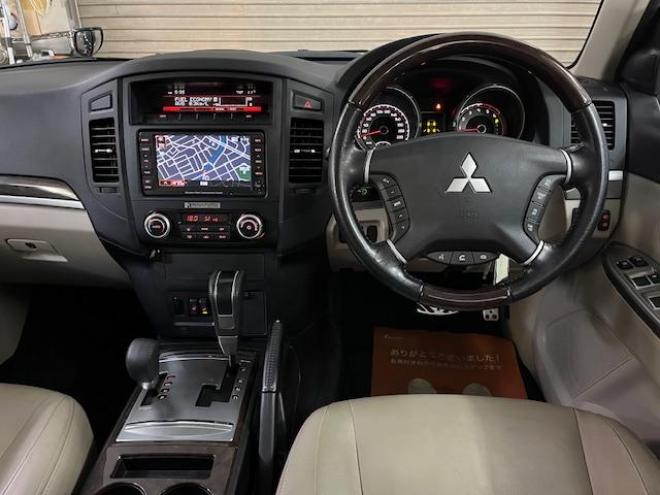 パジェロロングスーパーエクシード　本州仕入　寒冷地仕様　ダブルバッテリー　禁煙車　ディーゼルターボ　新品ＷＥＤＳキーラー１７ＡＷ＋新品ＴＯＹＯホワイトレタータイヤ　純正１７ＡＷ＋スタッドレスタイヤ付　新品ＪＡＯＳブラックマッドガード　純正ナビ（フルセグ地デジ　ＤＶＤ再生　Ｂｌｕｅｔｏｏｔｈ）＋バックカメラ　ロックフォードサウンド　純正レザーシート　クルーズコントロール　両席シートヒーター　エンジンスターター　リアヒーター　横滑り防止装置　盗難防止装置　１００Ｖ電源　ＨＩＤ　ＥＴＣ 4WD 3200 5Dr