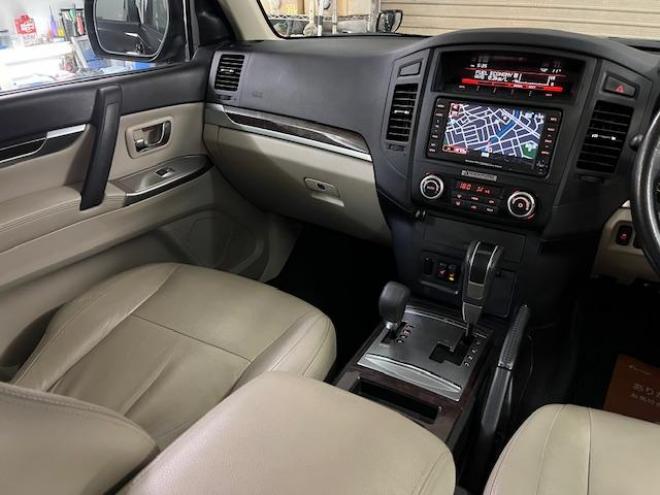 パジェロロングスーパーエクシード　本州仕入　寒冷地仕様　ダブルバッテリー　禁煙車　ディーゼルターボ　新品ＷＥＤＳキーラー１７ＡＷ＋新品ＴＯＹＯホワイトレタータイヤ　純正１７ＡＷ＋スタッドレスタイヤ付　新品ＪＡＯＳブラックマッドガード　純正ナビ（フルセグ地デジ　ＤＶＤ再生　Ｂｌｕｅｔｏｏｔｈ）＋バックカメラ　ロックフォードサウンド　純正レザーシート　クルーズコントロール　両席シートヒーター　エンジンスターター　リアヒーター　横滑り防止装置　盗難防止装置　１００Ｖ電源　ＨＩＤ　ＥＴＣ 4WD 3200 5Dr
