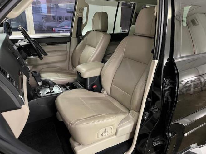 パジェロロングスーパーエクシード　本州仕入　寒冷地仕様　ダブルバッテリー　禁煙車　ディーゼルターボ　新品ＷＥＤＳキーラー１７ＡＷ＋新品ＴＯＹＯホワイトレタータイヤ　純正１７ＡＷ＋スタッドレスタイヤ付　新品ＪＡＯＳブラックマッドガード　純正ナビ（フルセグ地デジ　ＤＶＤ再生　Ｂｌｕｅｔｏｏｔｈ）＋バックカメラ　ロックフォードサウンド　純正レザーシート　クルーズコントロール　両席シートヒーター　エンジンスターター　リアヒーター　横滑り防止装置　盗難防止装置　１００Ｖ電源　ＨＩＤ　ＥＴＣ 4WD 3200 5Dr
