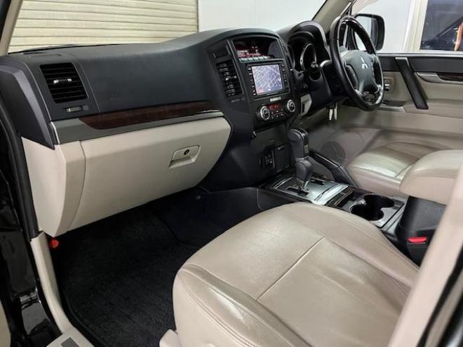 パジェロロングスーパーエクシード　本州仕入　寒冷地仕様　ダブルバッテリー　禁煙車　ディーゼルターボ　新品ＷＥＤＳキーラー１７ＡＷ＋新品ＴＯＹＯホワイトレタータイヤ　純正１７ＡＷ＋スタッドレスタイヤ付　新品ＪＡＯＳブラックマッドガード　純正ナビ（フルセグ地デジ　ＤＶＤ再生　Ｂｌｕｅｔｏｏｔｈ）＋バックカメラ　ロックフォードサウンド　純正レザーシート　クルーズコントロール　両席シートヒーター　エンジンスターター　リアヒーター　横滑り防止装置　盗難防止装置　１００Ｖ電源　ＨＩＤ　ＥＴＣ 4WD 3200 5Dr