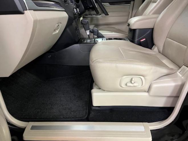 パジェロロングスーパーエクシード　本州仕入　寒冷地仕様　ダブルバッテリー　禁煙車　ディーゼルターボ　新品ＷＥＤＳキーラー１７ＡＷ＋新品ＴＯＹＯホワイトレタータイヤ　純正１７ＡＷ＋スタッドレスタイヤ付　新品ＪＡＯＳブラックマッドガード　純正ナビ（フルセグ地デジ　ＤＶＤ再生　Ｂｌｕｅｔｏｏｔｈ）＋バックカメラ　ロックフォードサウンド　純正レザーシート　クルーズコントロール　両席シートヒーター　エンジンスターター　リアヒーター　横滑り防止装置　盗難防止装置　１００Ｖ電源　ＨＩＤ　ＥＴＣ 4WD 3200 5Dr