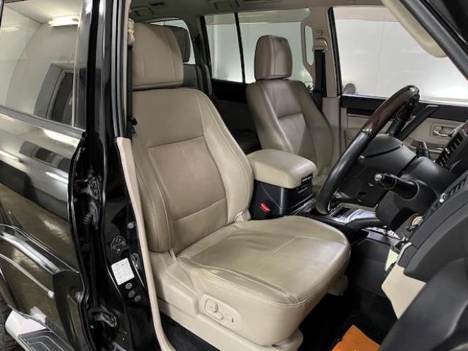 パジェロロングスーパーエクシード　本州仕入　寒冷地仕様　ダブルバッテリー　禁煙車　ディーゼルターボ　新品ＷＥＤＳキーラー１７ＡＷ＋新品ＴＯＹＯホワイトレタータイヤ　純正１７ＡＷ＋スタッドレスタイヤ付　新品ＪＡＯＳブラックマッドガード　純正ナビ（フルセグ地デジ　ＤＶＤ再生　Ｂｌｕｅｔｏｏｔｈ）＋バックカメラ　ロックフォードサウンド　純正レザーシート　クルーズコントロール　両席シートヒーター　エンジンスターター　リアヒーター　横滑り防止装置　盗難防止装置　１００Ｖ電源　ＨＩＤ　ＥＴＣ 4WD 3200 5Dr