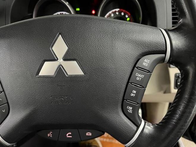 パジェロロングスーパーエクシード　本州仕入　寒冷地仕様　ダブルバッテリー　禁煙車　ディーゼルターボ　新品ＷＥＤＳキーラー１７ＡＷ＋新品ＴＯＹＯホワイトレタータイヤ　純正１７ＡＷ＋スタッドレスタイヤ付　新品ＪＡＯＳブラックマッドガード　純正ナビ（フルセグ地デジ　ＤＶＤ再生　Ｂｌｕｅｔｏｏｔｈ）＋バックカメラ　ロックフォードサウンド　純正レザーシート　クルーズコントロール　両席シートヒーター　エンジンスターター　リアヒーター　横滑り防止装置　盗難防止装置　１００Ｖ電源　ＨＩＤ　ＥＴＣ 4WD 3200 5Dr