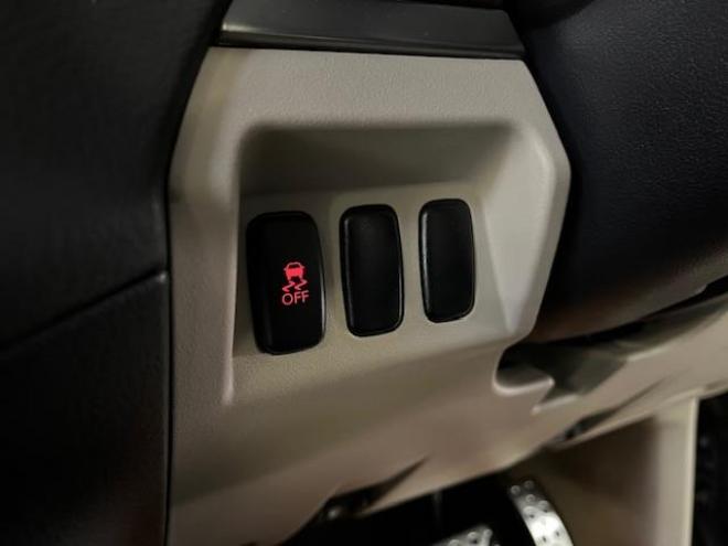 パジェロロングスーパーエクシード　本州仕入　寒冷地仕様　ダブルバッテリー　禁煙車　ディーゼルターボ　新品ＷＥＤＳキーラー１７ＡＷ＋新品ＴＯＹＯホワイトレタータイヤ　純正１７ＡＷ＋スタッドレスタイヤ付　新品ＪＡＯＳブラックマッドガード　純正ナビ（フルセグ地デジ　ＤＶＤ再生　Ｂｌｕｅｔｏｏｔｈ）＋バックカメラ　ロックフォードサウンド　純正レザーシート　クルーズコントロール　両席シートヒーター　エンジンスターター　リアヒーター　横滑り防止装置　盗難防止装置　１００Ｖ電源　ＨＩＤ　ＥＴＣ 4WD 3200 5Dr