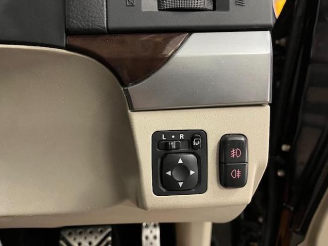 パジェロロングスーパーエクシード　本州仕入　寒冷地仕様　ダブルバッテリー　禁煙車　ディーゼルターボ　新品ＷＥＤＳキーラー１７ＡＷ＋新品ＴＯＹＯホワイトレタータイヤ　純正１７ＡＷ＋スタッドレスタイヤ付　新品ＪＡＯＳブラックマッドガード　純正ナビ（フルセグ地デジ　ＤＶＤ再生　Ｂｌｕｅｔｏｏｔｈ）＋バックカメラ　ロックフォードサウンド　純正レザーシート　クルーズコントロール　両席シートヒーター　エンジンスターター　リアヒーター　横滑り防止装置　盗難防止装置　１００Ｖ電源　ＨＩＤ　ＥＴＣ 4WD 3200 5Dr