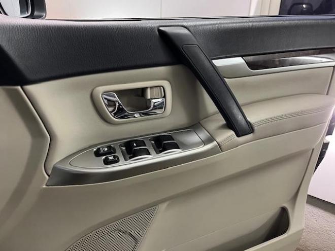 パジェロロングスーパーエクシード　本州仕入　寒冷地仕様　ダブルバッテリー　禁煙車　ディーゼルターボ　新品ＷＥＤＳキーラー１７ＡＷ＋新品ＴＯＹＯホワイトレタータイヤ　純正１７ＡＷ＋スタッドレスタイヤ付　新品ＪＡＯＳブラックマッドガード　純正ナビ（フルセグ地デジ　ＤＶＤ再生　Ｂｌｕｅｔｏｏｔｈ）＋バックカメラ　ロックフォードサウンド　純正レザーシート　クルーズコントロール　両席シートヒーター　エンジンスターター　リアヒーター　横滑り防止装置　盗難防止装置　１００Ｖ電源　ＨＩＤ　ＥＴＣ 4WD 3200 5Dr