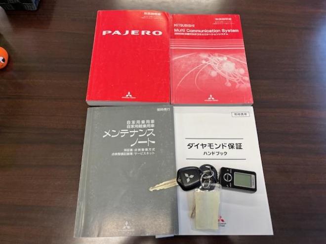 パジェロロングスーパーエクシード　本州仕入　寒冷地仕様　ダブルバッテリー　禁煙車　ディーゼルターボ　新品ＷＥＤＳキーラー１７ＡＷ＋新品ＴＯＹＯホワイトレタータイヤ　純正１７ＡＷ＋スタッドレスタイヤ付　新品ＪＡＯＳブラックマッドガード　純正ナビ（フルセグ地デジ　ＤＶＤ再生　Ｂｌｕｅｔｏｏｔｈ）＋バックカメラ　ロックフォードサウンド　純正レザーシート　クルーズコントロール　両席シートヒーター　エンジンスターター　リアヒーター　横滑り防止装置　盗難防止装置　１００Ｖ電源　ＨＩＤ　ＥＴＣ 4WD 3200 5Dr