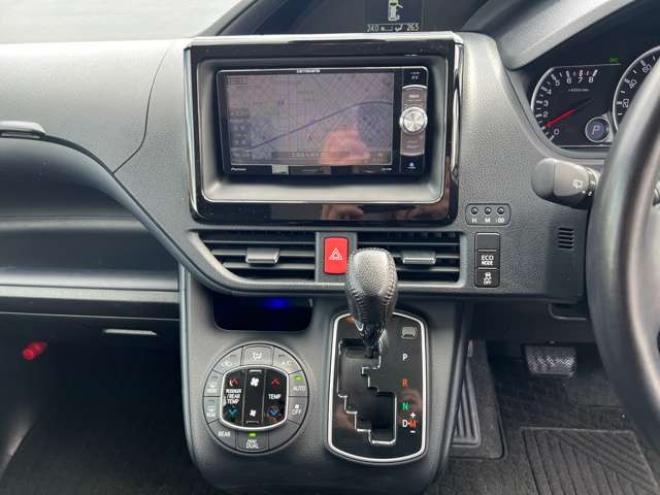 ヴォクシー2.0 ZS ウェルキャブ サイドリフトアップシート車 脱着タイプ 電動式 4WD　キー一体型エンジンスターター　ナビ 2000