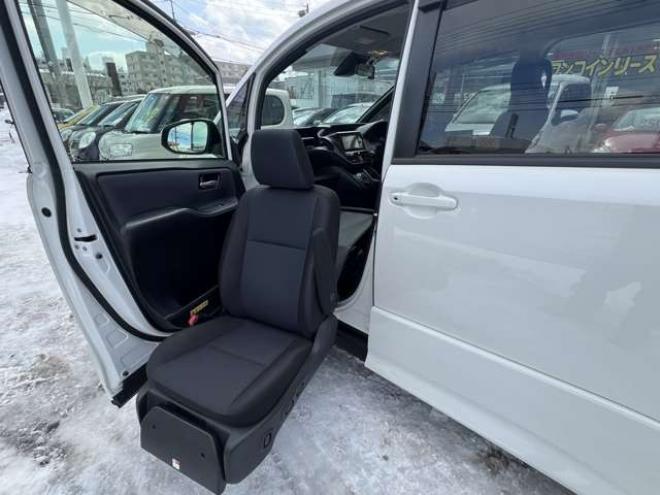 ヴォクシー2.0 ZS ウェルキャブ サイドリフトアップシート車 脱着タイプ 電動式 4WD　キー一体型エンジンスターター　ナビ 2000