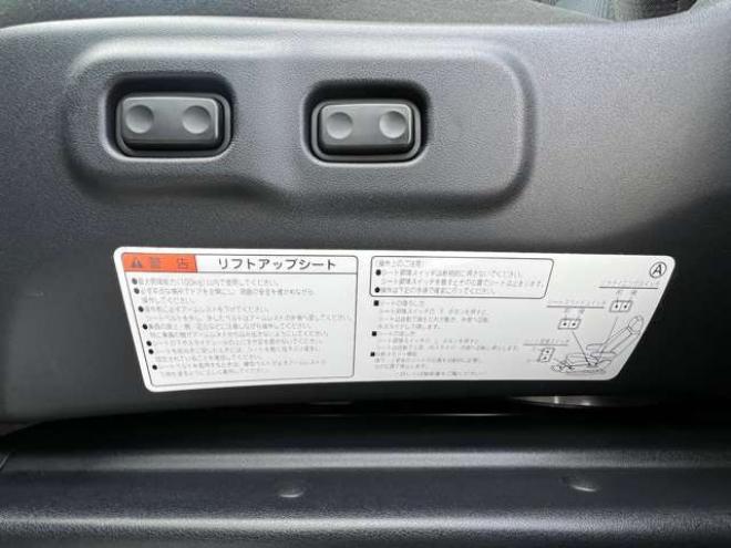 ヴォクシー2.0 ZS ウェルキャブ サイドリフトアップシート車 脱着タイプ 電動式 4WD　キー一体型エンジンスターター　ナビ 2000