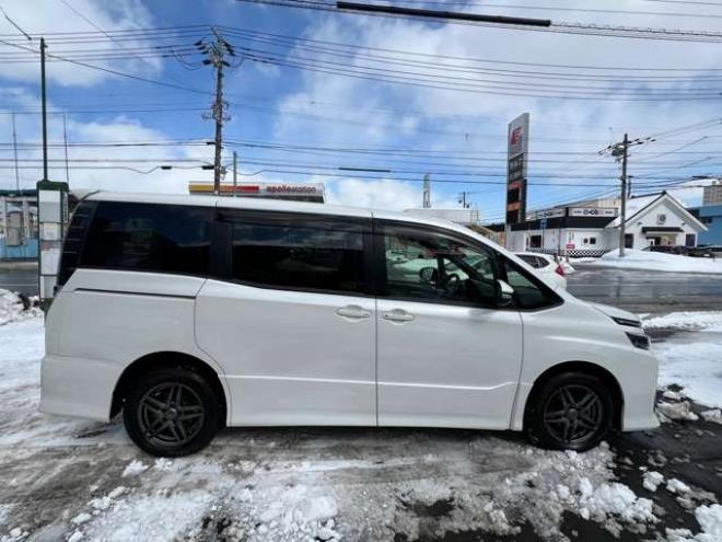 ヴォクシー2.0 ZS ウェルキャブ サイドリフトアップシート車 脱着タイプ 電動式 4WD　キー一体型エンジンスターター　ナビ 2000