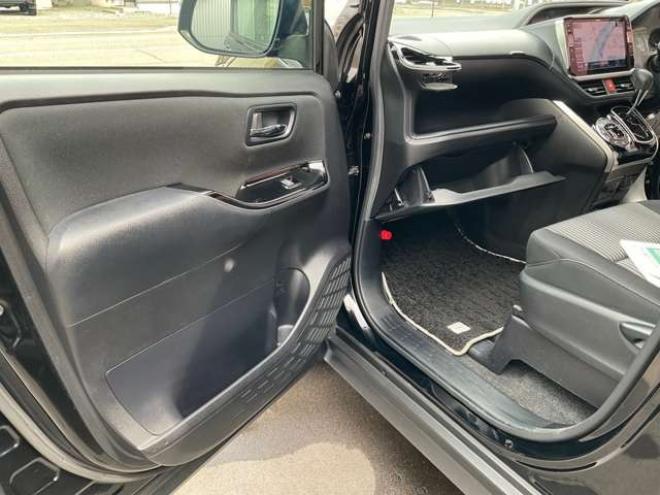 ヴォクシー2.0 ZS 煌 4WD　後期型　社外11インチナビTV　バックカメラ 2000