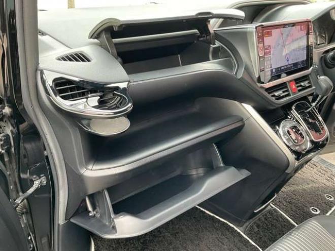 ヴォクシー2.0 ZS 煌 4WD　後期型　社外11インチナビTV　バックカメラ 2000