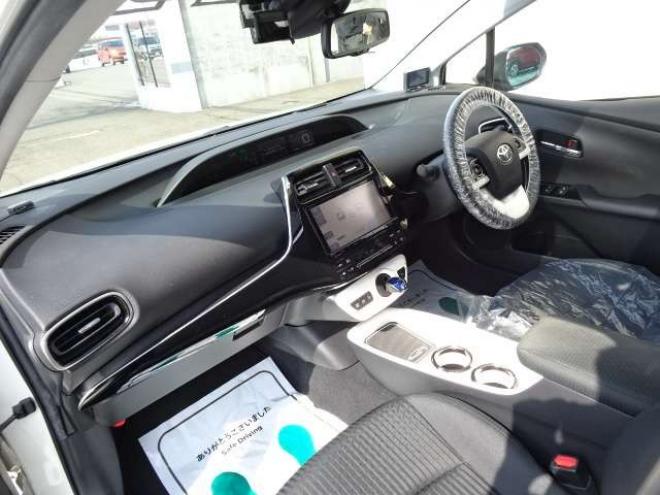 プリウス1.8 A E-Four 4WD　保証1年　サンルーフ　モデリスタエアロ 1800