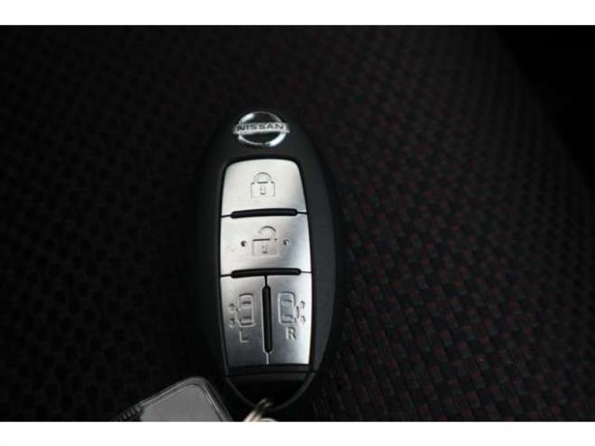 セレナ2.0 ハイウェイスター Vセレクション 4WD　スマートキー・ナビ・Bカメラ・両パワスラ 2000