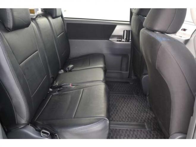 ヴォクシー2.0 ZS 煌II 4WD　両パワスラ・スマートキー 2000