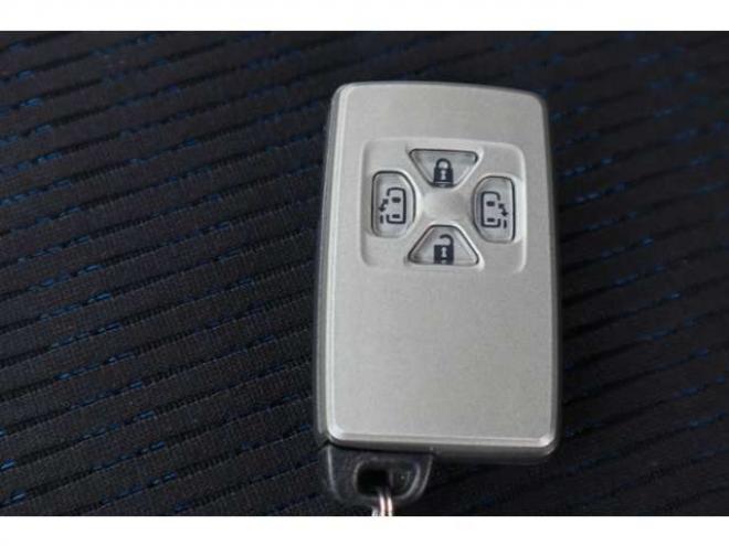 ヴォクシー2.0 ZS 煌II 4WD　両パワスラ・スマートキー 2000