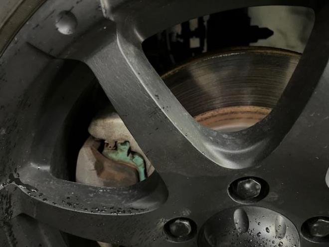 デリカＤ：５　Ｇパワーパッケージ　本州仕入　禁煙車　寒冷地仕様　ＭＫＷ１６インチＡＷ＋ＴＯＹＯオープンカントリーホワイトレター　純正１８ＡＷ＋スタッドレスタイヤ付　新品ＪＡＯＳブラックマッドガード　両側パワースライドドア　純正ナビ（地デジ　ＤＶＤ再生　Ｂｌｕｅｔｏｏｔｈ）＋バックカメラ　前後ドライブレコーダー　クルーズコントロール　両席シートヒーター　パワーシート　スマートキー　パドルシフト　横滑り防止装置　盗難防止装置　リアヒーター　ＨＩＤ　ＥＴＣ 4WD 2400 5Dr