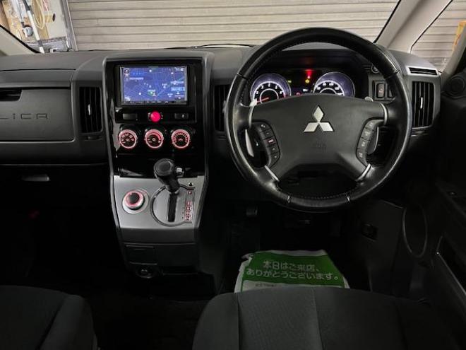 デリカＤ：５　Ｇパワーパッケージ　本州仕入　禁煙車　寒冷地仕様　ＭＫＷ１６インチＡＷ＋ＴＯＹＯオープンカントリーホワイトレター　純正１８ＡＷ＋スタッドレスタイヤ付　新品ＪＡＯＳブラックマッドガード　両側パワースライドドア　純正ナビ（地デジ　ＤＶＤ再生　Ｂｌｕｅｔｏｏｔｈ）＋バックカメラ　前後ドライブレコーダー　クルーズコントロール　両席シートヒーター　パワーシート　スマートキー　パドルシフト　横滑り防止装置　盗難防止装置　リアヒーター　ＨＩＤ　ＥＴＣ 4WD 2400 5Dr
