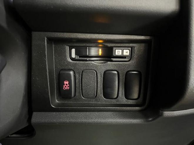 デリカＤ：５　Ｇパワーパッケージ　本州仕入　禁煙車　寒冷地仕様　ＭＫＷ１６インチＡＷ＋ＴＯＹＯオープンカントリーホワイトレター　純正１８ＡＷ＋スタッドレスタイヤ付　新品ＪＡＯＳブラックマッドガード　両側パワースライドドア　純正ナビ（地デジ　ＤＶＤ再生　Ｂｌｕｅｔｏｏｔｈ）＋バックカメラ　前後ドライブレコーダー　クルーズコントロール　両席シートヒーター　パワーシート　スマートキー　パドルシフト　横滑り防止装置　盗難防止装置　リアヒーター　ＨＩＤ　ＥＴＣ 4WD 2400 5Dr