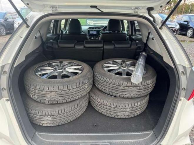 シャトル1.5 ハイブリッド X ホンダセンシング 4WD　ナビ　TV　Bカメラ　Bluetooth　夏冬タイヤ 1500