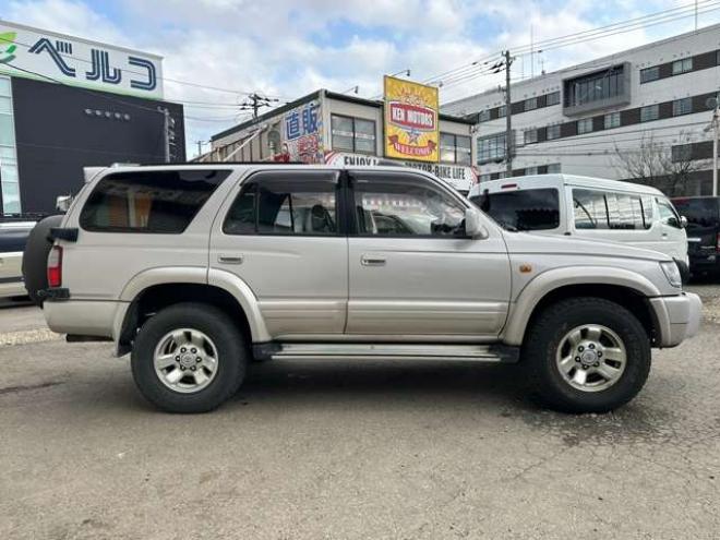 ハイラックスサーフ3.0 SSR-X ワイドボディ アクティブパッケージ装着車III ディーゼルターボ 4WD　サンルーフ/サイドステップ/純正アルミ 3000