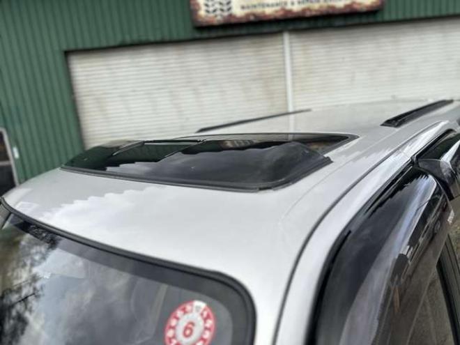 ハイラックスサーフ3.0 SSR-X ワイドボディ アクティブパッケージ装着車III ディーゼルターボ 4WD　サンルーフ/サイドステップ/純正アルミ 3000