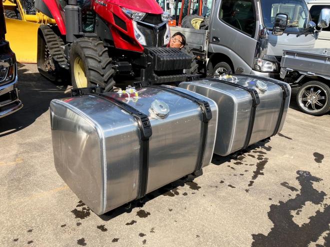 その他トラック部品新車外し　390Lアルミ燃料タンク　日野ステバンド付