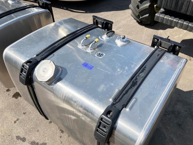 その他トラック部品新車外し　390Lアルミ燃料タンク　日野ステバンド付