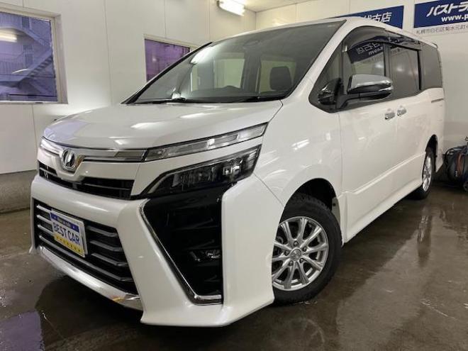 ヴォクシーＺＳキラメキ　ワンオーナー　寒冷地仕様　禁煙車　ＷＡＫＯＳバリアスコーティング済　純正１６インチＡＷ　社外１５ＡＷ＋スタッドレスタイヤ付　両側パワースライドドア　純正ナビ（フルセグ地デジ＋ＤＶＤ再生＋Ｂｌｕｅｔｏｏｔｈオーディオ）＋バックカメラ　プリクラッシュセーフティ　車線逸脱警報　ＬＥＤヘッドライト　フロントガラス熱線　純正エンジンスターター　アイドリングストップ　ＥＴＣ　７人乗りキャプテンシート 4WD 2000 5Dr