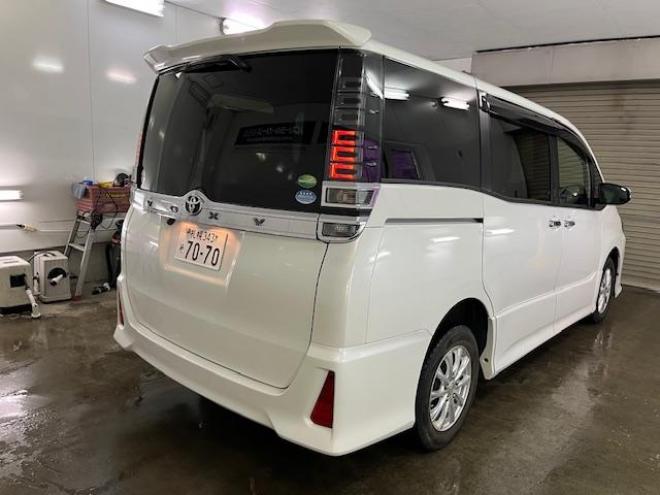 ヴォクシーＺＳキラメキ　ワンオーナー　寒冷地仕様　禁煙車　ＷＡＫＯＳバリアスコーティング済　純正１６インチＡＷ　社外１５ＡＷ＋スタッドレスタイヤ付　両側パワースライドドア　純正ナビ（フルセグ地デジ＋ＤＶＤ再生＋Ｂｌｕｅｔｏｏｔｈオーディオ）＋バックカメラ　プリクラッシュセーフティ　車線逸脱警報　ＬＥＤヘッドライト　フロントガラス熱線　純正エンジンスターター　アイドリングストップ　ＥＴＣ　７人乗りキャプテンシート 4WD 2000 5Dr