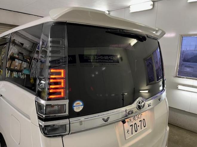 ヴォクシーＺＳキラメキ　ワンオーナー　寒冷地仕様　禁煙車　ＷＡＫＯＳバリアスコーティング済　純正１６インチＡＷ　社外１５ＡＷ＋スタッドレスタイヤ付　両側パワースライドドア　純正ナビ（フルセグ地デジ＋ＤＶＤ再生＋Ｂｌｕｅｔｏｏｔｈオーディオ）＋バックカメラ　プリクラッシュセーフティ　車線逸脱警報　ＬＥＤヘッドライト　フロントガラス熱線　純正エンジンスターター　アイドリングストップ　ＥＴＣ　７人乗りキャプテンシート 4WD 2000 5Dr