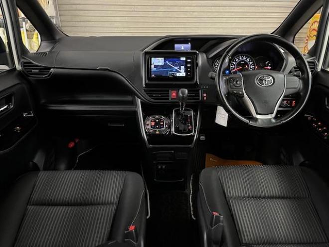 ヴォクシーＺＳキラメキ　ワンオーナー　寒冷地仕様　禁煙車　ＷＡＫＯＳバリアスコーティング済　純正１６インチＡＷ　社外１５ＡＷ＋スタッドレスタイヤ付　両側パワースライドドア　純正ナビ（フルセグ地デジ＋ＤＶＤ再生＋Ｂｌｕｅｔｏｏｔｈオーディオ）＋バックカメラ　プリクラッシュセーフティ　車線逸脱警報　ＬＥＤヘッドライト　フロントガラス熱線　純正エンジンスターター　アイドリングストップ　ＥＴＣ　７人乗りキャプテンシート 4WD 2000 5Dr
