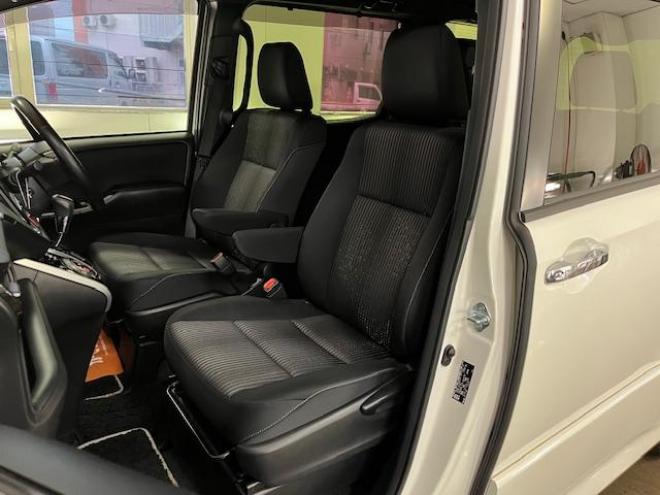 ヴォクシーＺＳキラメキ　ワンオーナー　寒冷地仕様　禁煙車　ＷＡＫＯＳバリアスコーティング済　純正１６インチＡＷ　社外１５ＡＷ＋スタッドレスタイヤ付　両側パワースライドドア　純正ナビ（フルセグ地デジ＋ＤＶＤ再生＋Ｂｌｕｅｔｏｏｔｈオーディオ）＋バックカメラ　プリクラッシュセーフティ　車線逸脱警報　ＬＥＤヘッドライト　フロントガラス熱線　純正エンジンスターター　アイドリングストップ　ＥＴＣ　７人乗りキャプテンシート 4WD 2000 5Dr