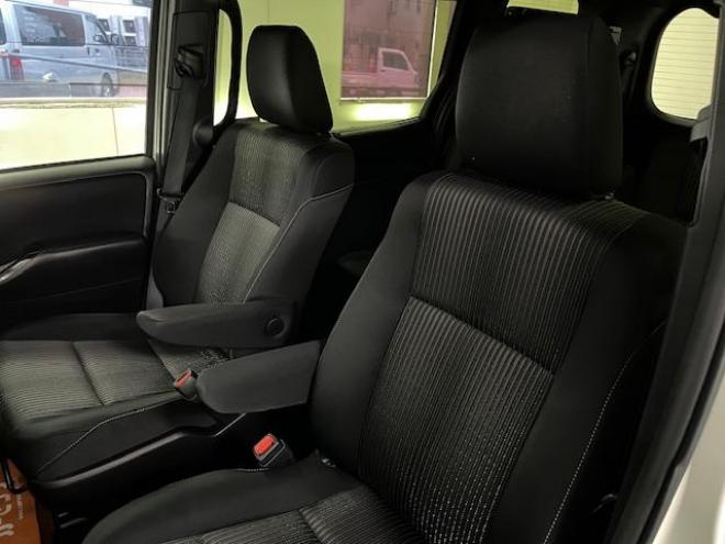 ヴォクシーＺＳキラメキ　ワンオーナー　寒冷地仕様　禁煙車　ＷＡＫＯＳバリアスコーティング済　純正１６インチＡＷ　社外１５ＡＷ＋スタッドレスタイヤ付　両側パワースライドドア　純正ナビ（フルセグ地デジ＋ＤＶＤ再生＋Ｂｌｕｅｔｏｏｔｈオーディオ）＋バックカメラ　プリクラッシュセーフティ　車線逸脱警報　ＬＥＤヘッドライト　フロントガラス熱線　純正エンジンスターター　アイドリングストップ　ＥＴＣ　７人乗りキャプテンシート 4WD 2000 5Dr