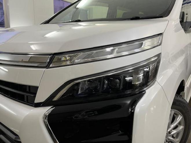 ヴォクシーＺＳキラメキ　ワンオーナー　寒冷地仕様　禁煙車　ＷＡＫＯＳバリアスコーティング済　純正１６インチＡＷ　社外１５ＡＷ＋スタッドレスタイヤ付　両側パワースライドドア　純正ナビ（フルセグ地デジ＋ＤＶＤ再生＋Ｂｌｕｅｔｏｏｔｈオーディオ）＋バックカメラ　プリクラッシュセーフティ　車線逸脱警報　ＬＥＤヘッドライト　フロントガラス熱線　純正エンジンスターター　アイドリングストップ　ＥＴＣ　７人乗りキャプテンシート 4WD 2000 5Dr
