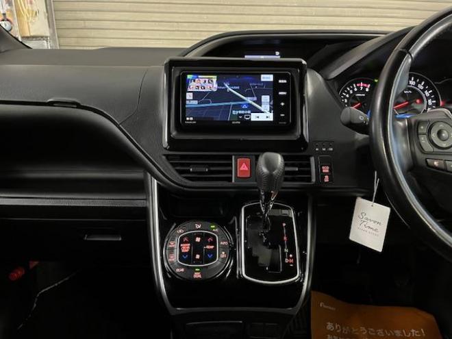 ヴォクシーＺＳキラメキ　ワンオーナー　寒冷地仕様　禁煙車　ＷＡＫＯＳバリアスコーティング済　純正１６インチＡＷ　社外１５ＡＷ＋スタッドレスタイヤ付　両側パワースライドドア　純正ナビ（フルセグ地デジ＋ＤＶＤ再生＋Ｂｌｕｅｔｏｏｔｈオーディオ）＋バックカメラ　プリクラッシュセーフティ　車線逸脱警報　ＬＥＤヘッドライト　フロントガラス熱線　純正エンジンスターター　アイドリングストップ　ＥＴＣ　７人乗りキャプテンシート 4WD 2000 5Dr