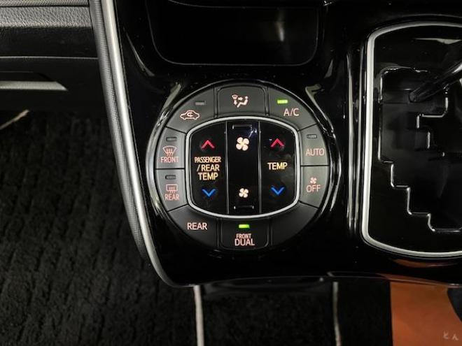 ヴォクシーＺＳキラメキ　ワンオーナー　寒冷地仕様　禁煙車　ＷＡＫＯＳバリアスコーティング済　純正１６インチＡＷ　社外１５ＡＷ＋スタッドレスタイヤ付　両側パワースライドドア　純正ナビ（フルセグ地デジ＋ＤＶＤ再生＋Ｂｌｕｅｔｏｏｔｈオーディオ）＋バックカメラ　プリクラッシュセーフティ　車線逸脱警報　ＬＥＤヘッドライト　フロントガラス熱線　純正エンジンスターター　アイドリングストップ　ＥＴＣ　７人乗りキャプテンシート 4WD 2000 5Dr