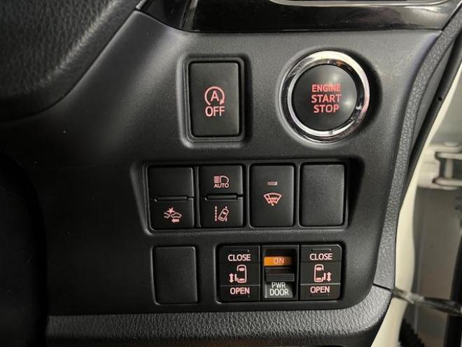 ヴォクシーＺＳキラメキ　ワンオーナー　寒冷地仕様　禁煙車　ＷＡＫＯＳバリアスコーティング済　純正１６インチＡＷ　社外１５ＡＷ＋スタッドレスタイヤ付　両側パワースライドドア　純正ナビ（フルセグ地デジ＋ＤＶＤ再生＋Ｂｌｕｅｔｏｏｔｈオーディオ）＋バックカメラ　プリクラッシュセーフティ　車線逸脱警報　ＬＥＤヘッドライト　フロントガラス熱線　純正エンジンスターター　アイドリングストップ　ＥＴＣ　７人乗りキャプテンシート 4WD 2000 5Dr