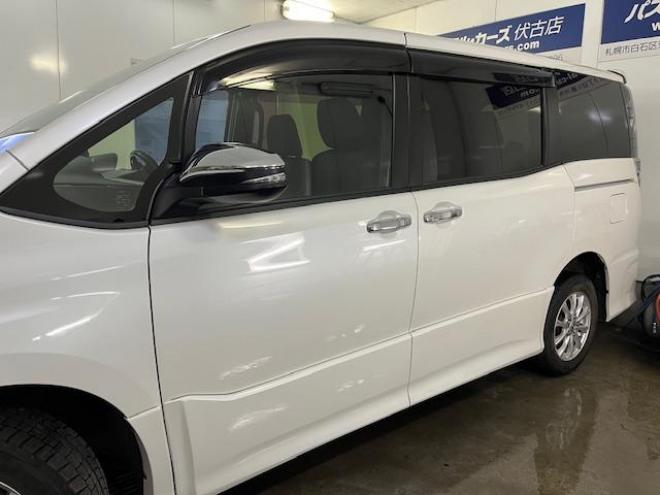 ヴォクシーＺＳキラメキ　ワンオーナー　寒冷地仕様　禁煙車　ＷＡＫＯＳバリアスコーティング済　純正１６インチＡＷ　社外１５ＡＷ＋スタッドレスタイヤ付　両側パワースライドドア　純正ナビ（フルセグ地デジ＋ＤＶＤ再生＋Ｂｌｕｅｔｏｏｔｈオーディオ）＋バックカメラ　プリクラッシュセーフティ　車線逸脱警報　ＬＥＤヘッドライト　フロントガラス熱線　純正エンジンスターター　アイドリングストップ　ＥＴＣ　７人乗りキャプテンシート 4WD 2000 5Dr