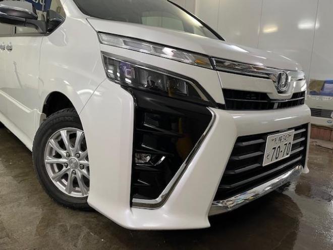 ヴォクシーＺＳキラメキ　ワンオーナー　寒冷地仕様　禁煙車　ＷＡＫＯＳバリアスコーティング済　純正１６インチＡＷ　社外１５ＡＷ＋スタッドレスタイヤ付　両側パワースライドドア　純正ナビ（フルセグ地デジ＋ＤＶＤ再生＋Ｂｌｕｅｔｏｏｔｈオーディオ）＋バックカメラ　プリクラッシュセーフティ　車線逸脱警報　ＬＥＤヘッドライト　フロントガラス熱線　純正エンジンスターター　アイドリングストップ　ＥＴＣ　７人乗りキャプテンシート 4WD 2000 5Dr