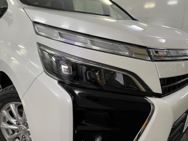 ヴォクシーＺＳキラメキ　ワンオーナー　寒冷地仕様　禁煙車　ＷＡＫＯＳバリアスコーティング済　純正１６インチＡＷ　社外１５ＡＷ＋スタッドレスタイヤ付　両側パワースライドドア　純正ナビ（フルセグ地デジ＋ＤＶＤ再生＋Ｂｌｕｅｔｏｏｔｈオーディオ）＋バックカメラ　プリクラッシュセーフティ　車線逸脱警報　ＬＥＤヘッドライト　フロントガラス熱線　純正エンジンスターター　アイドリングストップ　ＥＴＣ　７人乗りキャプテンシート 4WD 2000 5Dr
